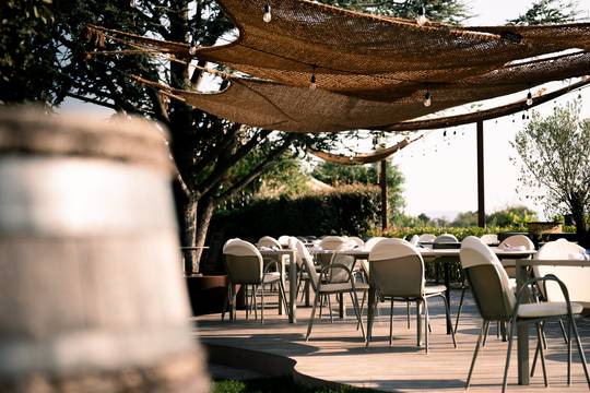 Terrasse du restaurant le 1906 à Chanos curson