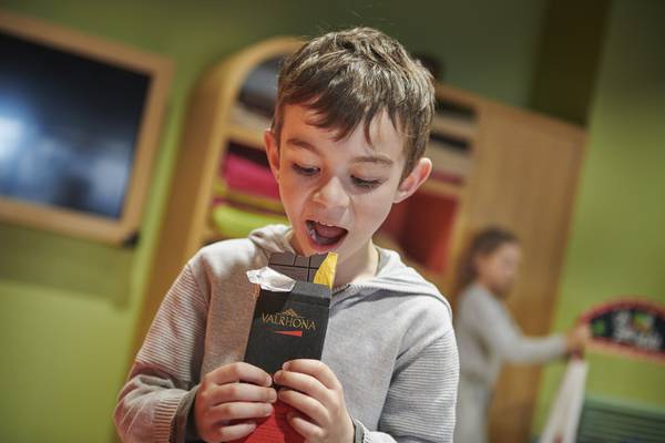 @P.Barret Un enfant mangeant du chocolat Valrhona