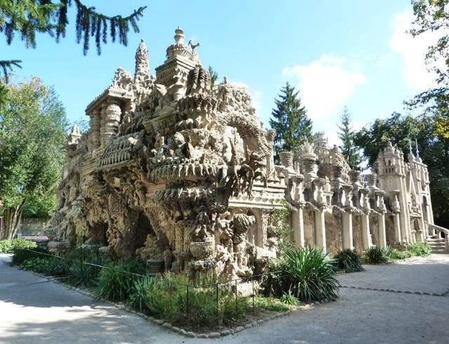 Enjoy a stay next to the Palais Idéal of the Facteur Cheval