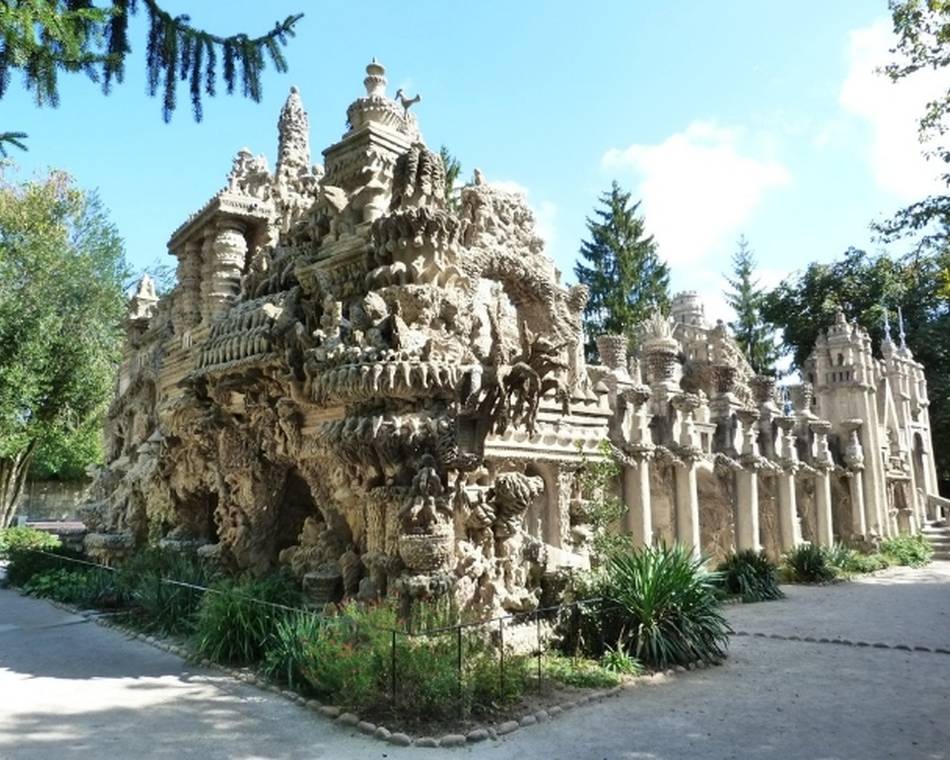 Enjoy a stay next to the Palais Idéal of the Facteur Cheval