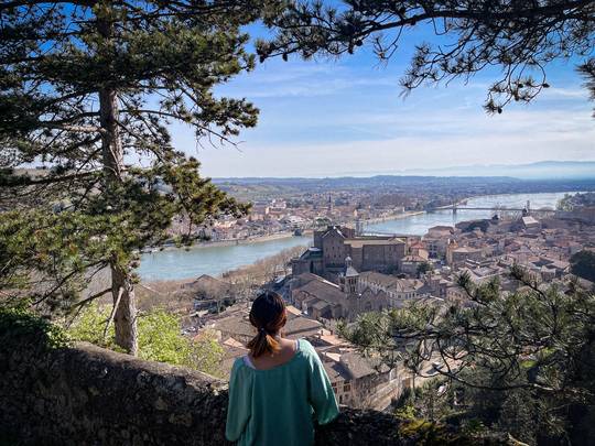 Vue sur le Chateau de Tournon depuis le sentier des tours