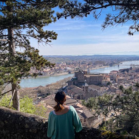 chateau de tournon vu depuis le sentiers des tours 