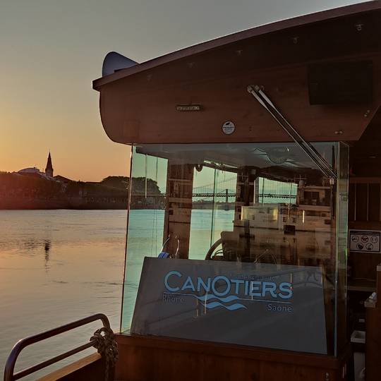 Dégustation sur le bateau de la compagnie des canotiers