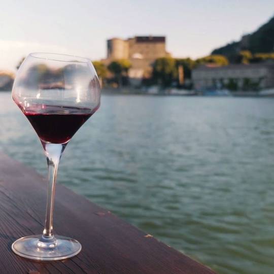 Verre de vin sur bateau