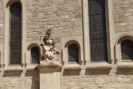 Cloître du Palais Delphinal à Saint Donat Statue de Saint Donat et le dragon