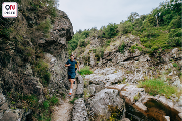 Trail a coté d'une rivière