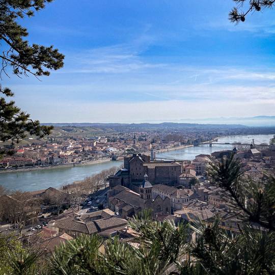 Vue de Tournon sur Rhône depuis le sentier des tours