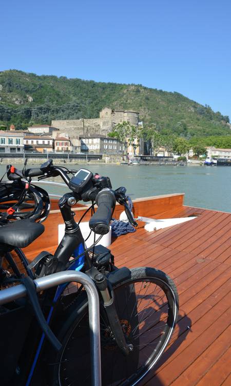 bateau et vélo sur le rhône