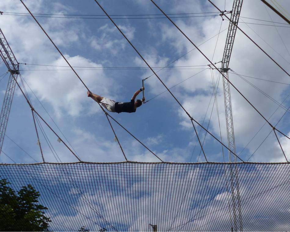 Perrine vous emmène découvrir une activité insolite en Drôme : l’école de trapèze volant