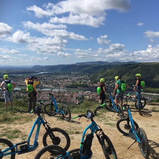 Trottinette avec Terres de Syrah