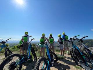 Trotinettes electriques dans les vignes 