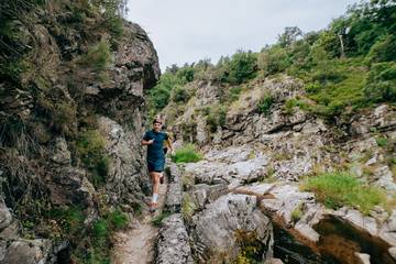 Trail a coté d'une rivière