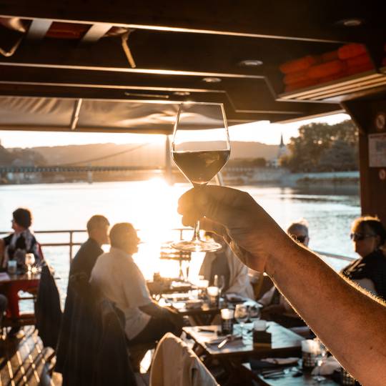 Dégustation sur le bateau de la compagnie des canotiers