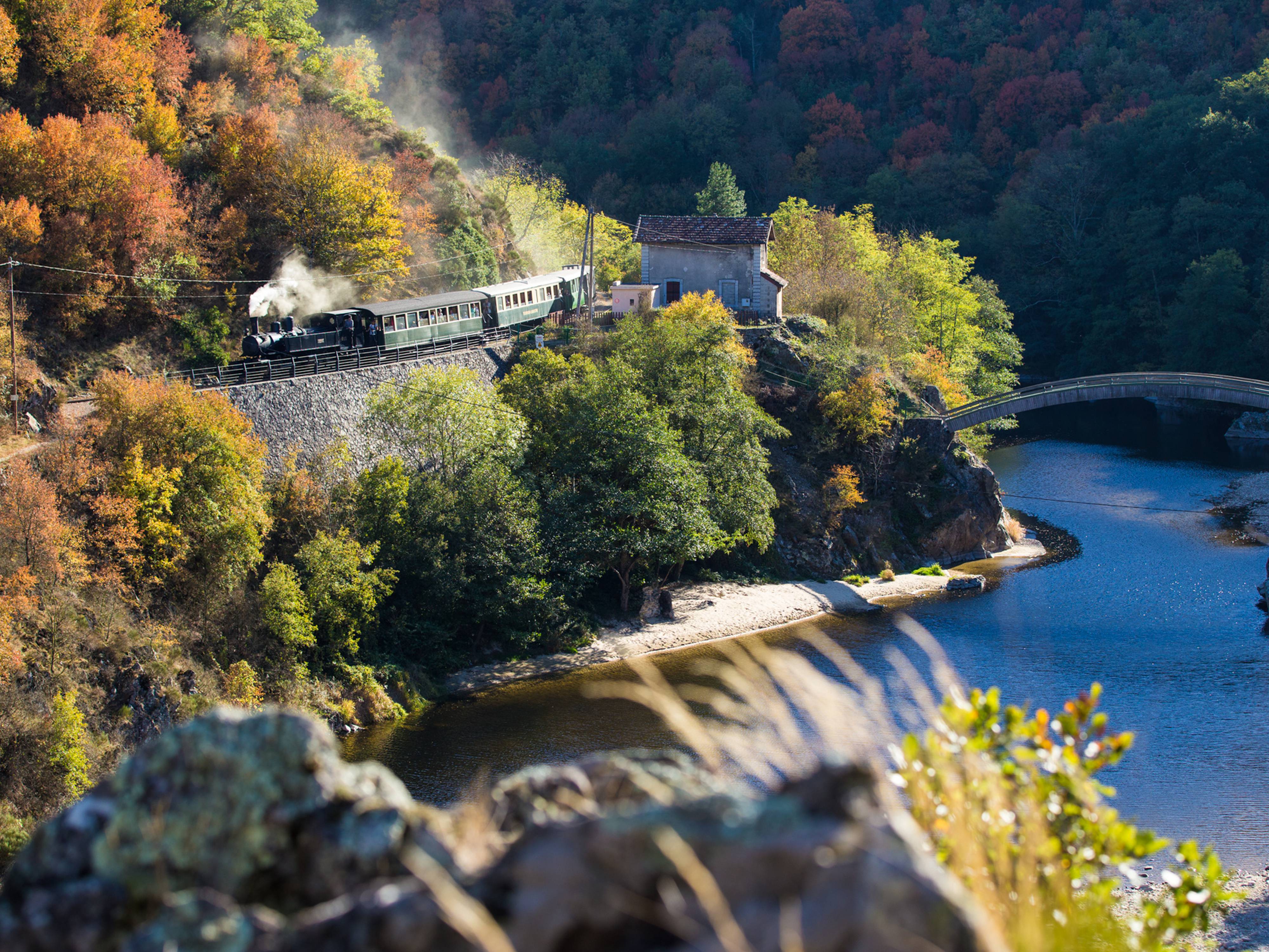 Train des Gorges à l'automne ©S.Bridot Train des Gorges à l'automne