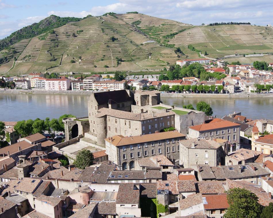 Where to park in a motorhome in Tournon sur Rhône and surroundings?
