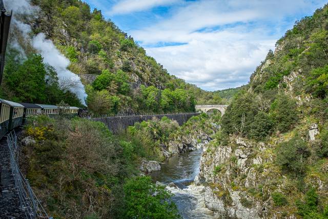 Train de l'Ardèche dans les gorges du doux