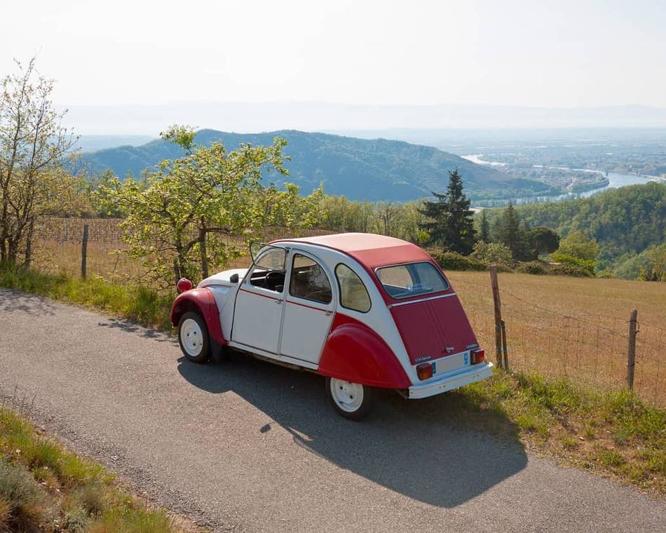 Sidonie vous embarque sur les routes d’Ardèche Hermitage en 2 CV