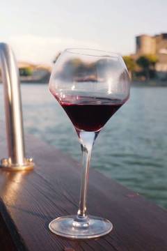 Verre de vin à bord du bateau sur le rhône