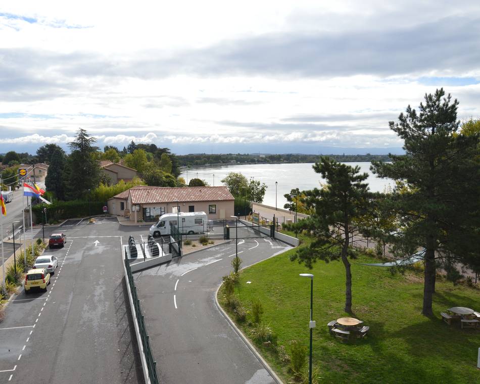 Aire de camping-cars - Camping les Lucs